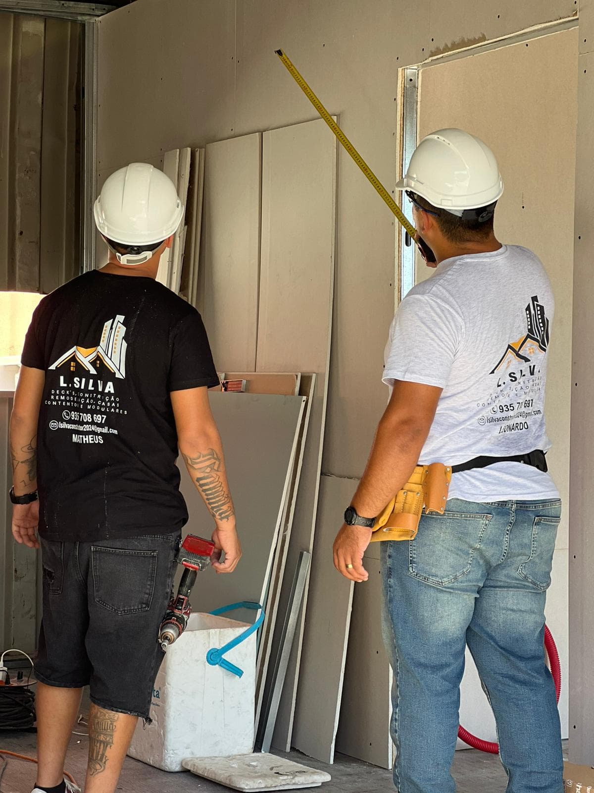 Equipa L.Silva a trabalhar no interior de uma casa contentor