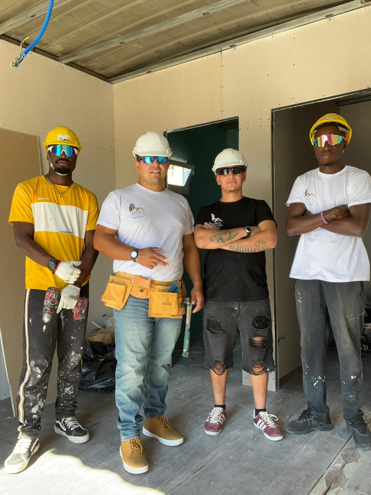 Equipa L.Silva no interior de uma casa contentor em construção