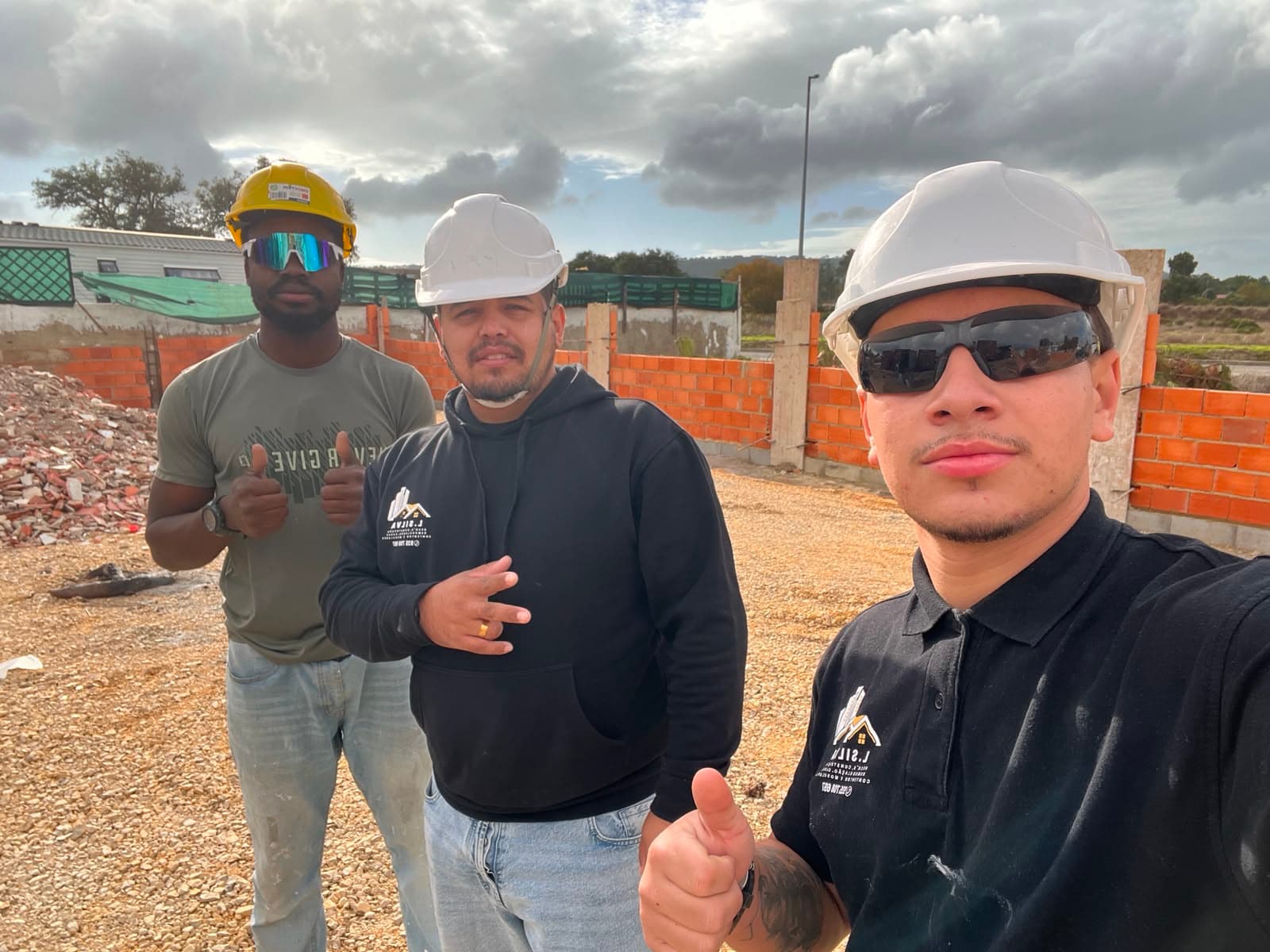 Membros da equipa L.Silva no estaleiro de obra